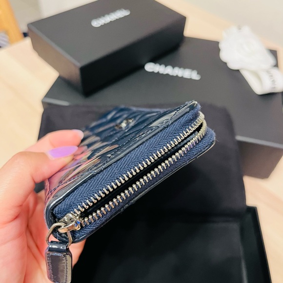 CHANEL SMALL NAVY BLUE PATENT LEATHER ZIP AROUND WALLET - Picture 11 of 15